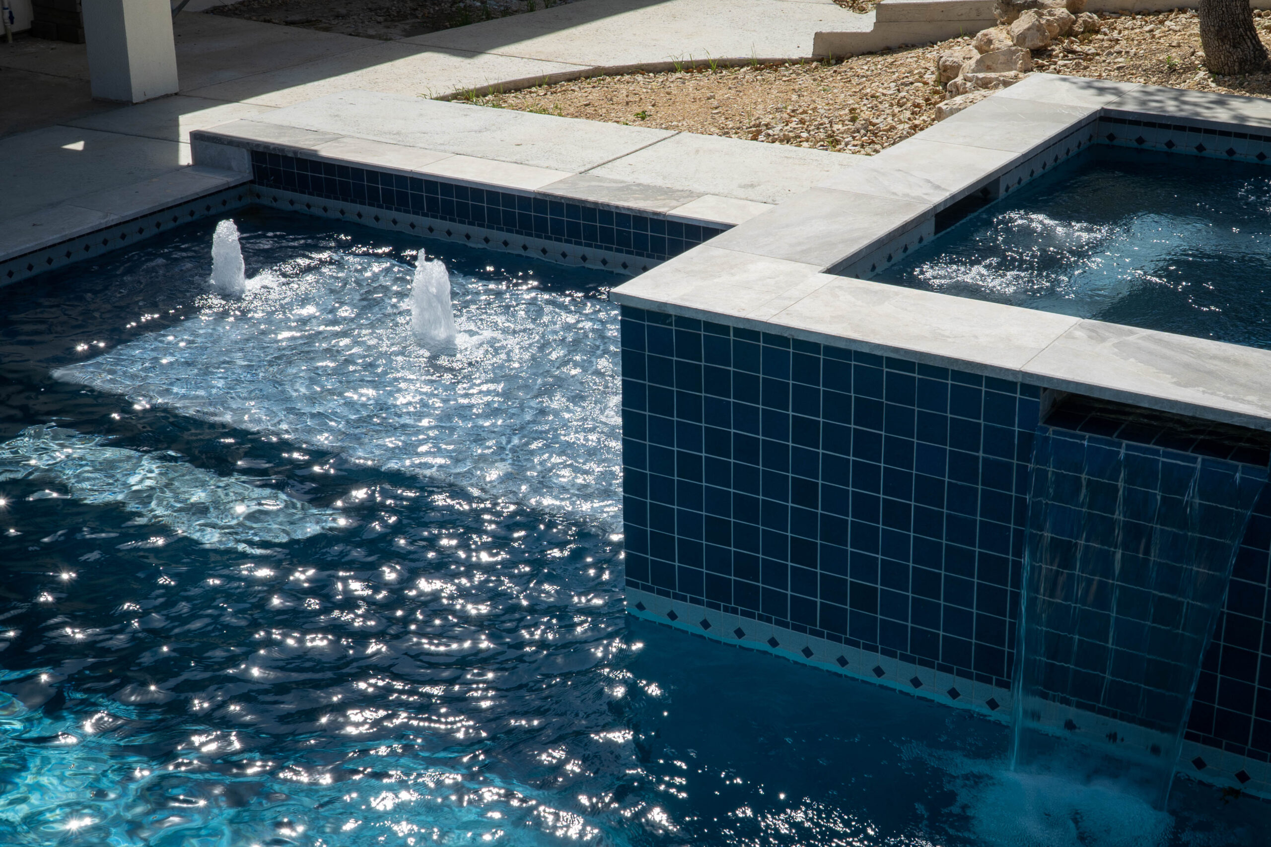 Chlorine vs. Saltwater Pools: Choosing the Right Option for Your Swimming Oasis